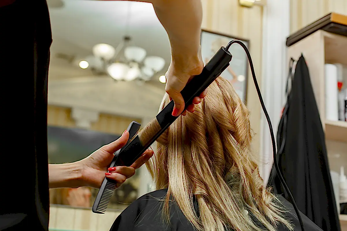 Profesyonel kuaför tarafından maşa ile saç şekillendirme - Dream Moon Beauty