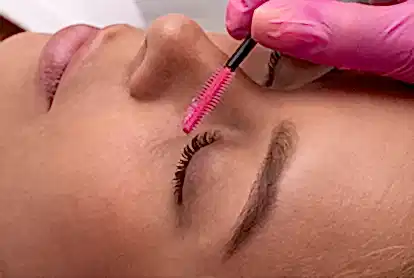 Uzman estetisyen tarafından kirpik bakım ve fırçalama işlemi