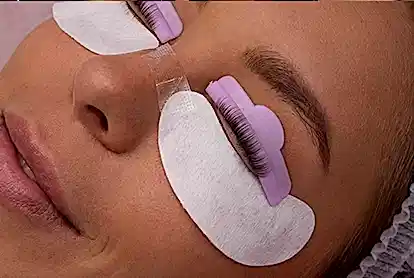 Kirpik lifting işlemi sırasında kullanılan bakım pedleri