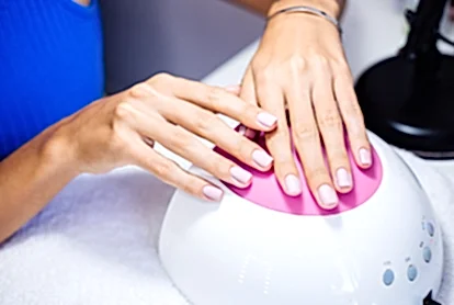 UV lamba altında kalıcı oje kurutma işlemi